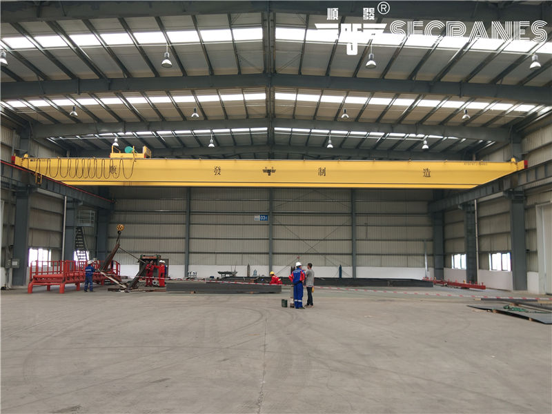 LH型雙梁橋式起重機(jī).jpg 雙梁橋式起重機(jī)